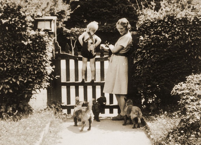 Allfrey mit Sohn Wolfgang und Hunden am Gartentor