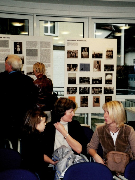 Besucher*innen der Ausstellungseröffnung (vergrößerte Bildansicht wird geöffnet)