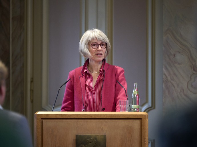 Katharina Tiemann liest aus dem Manuskript vor (vergrößerte Bildansicht wird geöffnet)